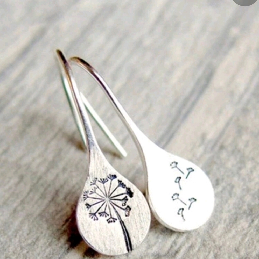 ✨3 FOR $28✨🆕️🏵SILVER-TONE DANDELION FISHHOOK EARRINGS🏵